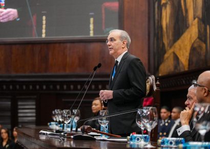 Abinader muestra sus obras para callar a la oposición