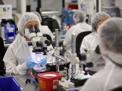 Acuerdo impulsa servicios de esterilización para dispositivos médicos en zona franca