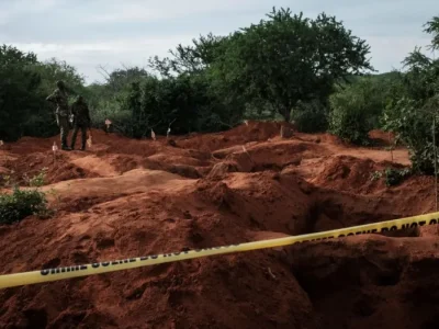 Hallan 33 cadáveres en fosa común en Kenia, 25 de ellos menores de edad