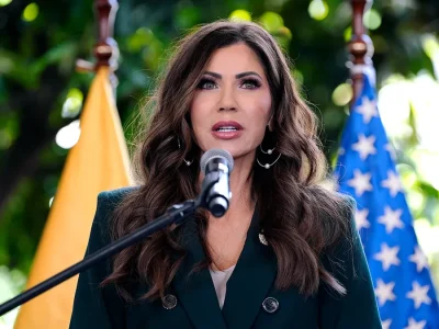 Kristi Noem visita Punta Cana en viaje no anunciado y recorre aeropuerto internacional