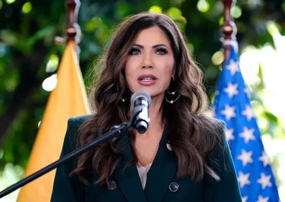 Kristi Noem visita Punta Cana en viaje no anunciado y recorre aeropuerto internacional