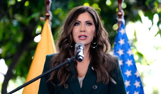 Kristi Noem visita Punta Cana en viaje no anunciado y recorre aeropuerto internacional