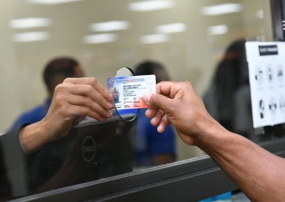 Largas filas en el Intrant por entrega de la nueva licencia de conducir