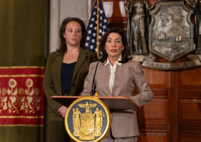 Gobernadora de Nueva York pide frenar redadas “agresivas e ilegales” contra migrantes