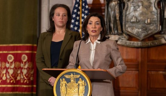 Gobernadora de Nueva York pide frenar redadas “agresivas e ilegales” contra migrantes