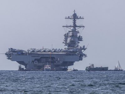 Portaaviones más grande de EE. UU. se refugia en base naval de Souda, griega tras fuego a bordo