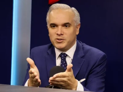 Consejo Nacional de Educación aprueba estrategia digital y analiza regulación de celulares en escuelas