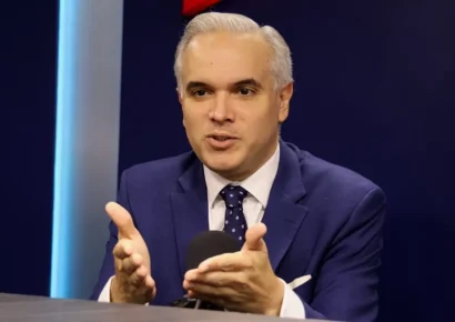 Consejo Nacional de Educación aprueba estrategia digital y analiza regulación de celulares en escuelas