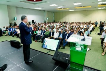 Leonel Fernández encabeza asambleas regionales de la Dirección Central de FP en San Cristóbal y Santiago