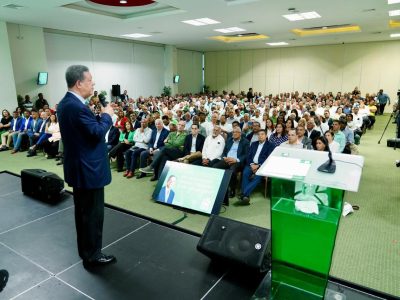 Leonel Fernández encabeza asambleas regionales de la Dirección Central de FP en San Cristóbal y Santiago