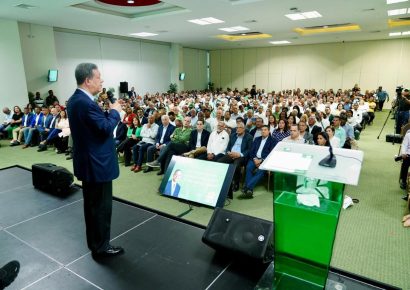 Leonel Fernández encabeza asambleas regionales de la Dirección Central de FP en San Cristóbal y Santiago