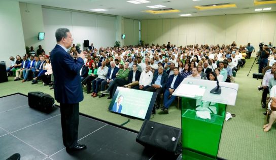 Leonel Fernández encabeza asambleas regionales de la Dirección Central de FP en San Cristóbal y Santiago