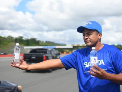 Caasd distribuye agua en peajes del Gran Santo Domingo durante la Semana Santa