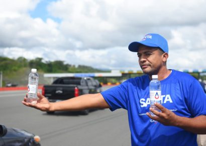 Caasd distribuye agua en peajes del Gran Santo Domingo durante la Semana Santa