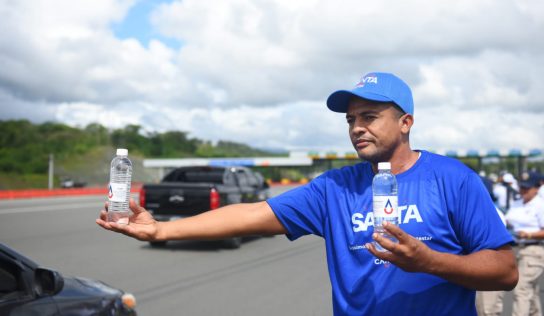 Caasd distribuye agua en peajes del Gran Santo Domingo durante la Semana Santa