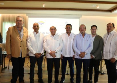Mescyt lanza programa de inglés con 5,000 becas para sector hotelero del Este