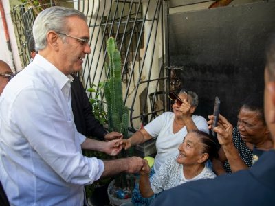 Presidente Abinader supervisa zonas afectadas por lluvias y ordena solución definitiva a la laguna en Los Platanitos