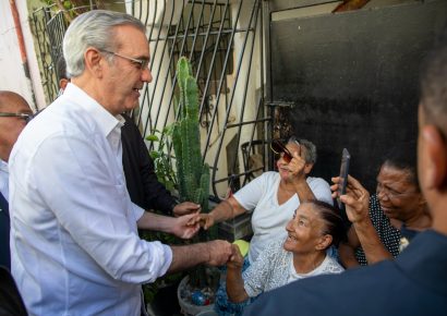 Presidente Abinader supervisa zonas afectadas por lluvias y ordena solución definitiva a la laguna en Los Platanitos
