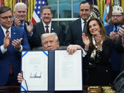 Trump firma ley que financia Seguridad Nacional