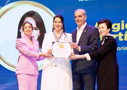 Poder Ejecutivo reconoce a Angie Martínez con la Medalla al Mérito