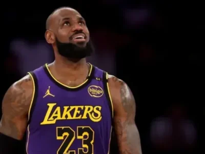 LeBron James impulsa a los Lakers y amplía la ventaja 2-0 sobre Houston