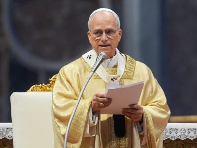 El papa León XIV ordena a ocho nuevos sacerdotes y llama a una Iglesia de “puertas abiertas”