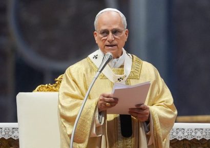 El papa León XIV ordena a ocho nuevos sacerdotes y llama a una Iglesia de “puertas abiertas”