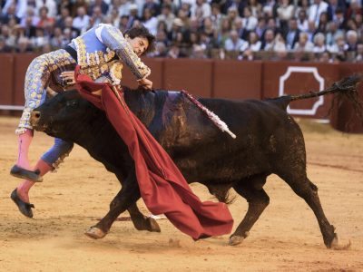 Grave cornada a Roca Rey en la Maestranza de Sevilla durante la Feria de Abril