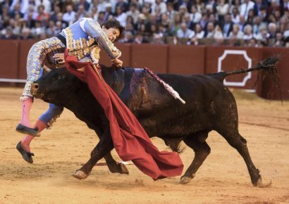 Grave cornada a Roca Rey en la Maestranza de Sevilla durante la Feria de Abril