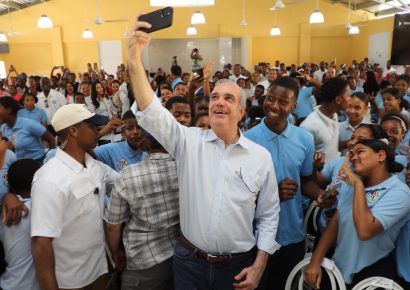 Abinader inaugura nueva escuela básica en La Ureña, SDE, tras 14 años de espera