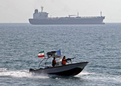Patrulleras iraníes disparan contra petrolero en el estrecho de Ormuz