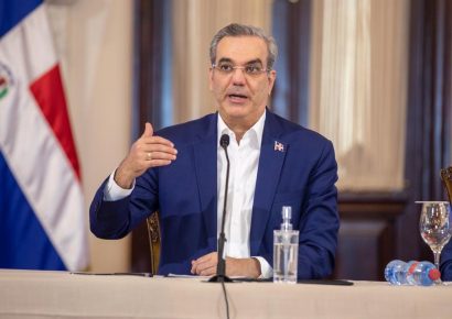 Abinader condena “ataque cobarde” durante cena en la que participaba Trump en Washington
