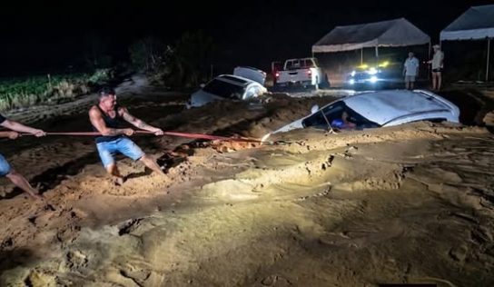 Crecida del río Nizao arrastra vehículos y deja comunidades incomunicadas en Ocoa