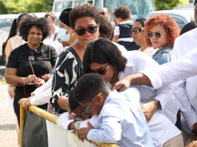 Familiares desafían lluvias para honrar víctimas del Jet Set pese a suspensión de actos
