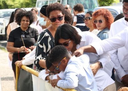 Familiares desafían lluvias para honrar víctimas del Jet Set pese a suspensión de actos