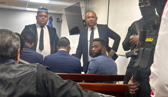 Fiscal Aurelio Valdez Alcántara es trasladado al tribunal para audiencia de coerción por presunto soborno de US$10,000