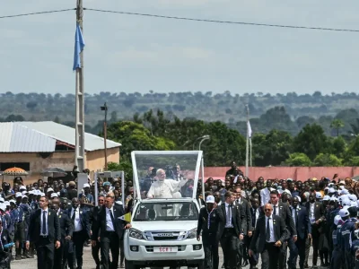 Un niño corriendo junto al papamóvil emociona a Angola durante la visita del Papa León XIV