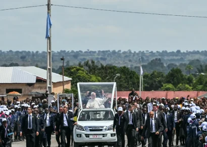 Un niño corriendo junto al papamóvil emociona a Angola durante la visita del Papa León XIV