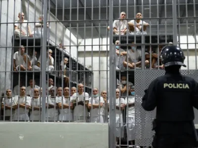 Petro califica cárceles de El Salvador como “campos de concentración” y critica política de Bukele