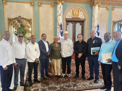 Abinader garantiza estabilidad laboral a agrónomos en encuentro con la ANPA