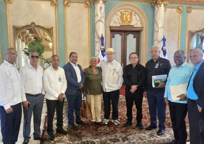 Abinader garantiza estabilidad laboral a agrónomos en encuentro con la ANPA