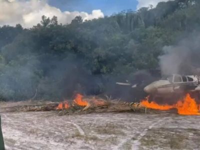 Las autoridades venezolanas destruyen avión vinculado al narcotráfico en la frontera con Colombia