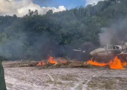 Las autoridades venezolanas destruyen avión vinculado al narcotráfico en la frontera con Colombia