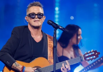 Alejandro Sanz rinde tributo a víctimas del colapso en Jet Set