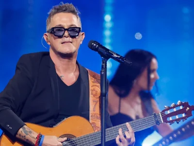 Alejandro Sanz rinde tributo a víctimas del colapso en Jet Set