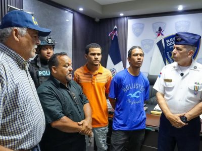 Se entregan dos presuntos implicados en muerte de oficial policial en Villa Juana