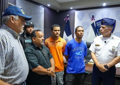 Se entregan dos presuntos implicados en muerte de oficial policial en Villa Juana