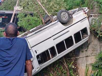 Autobús cae debajo de puente en carretera Cabral–Barahona; cuatro pasajeros resultan heridos