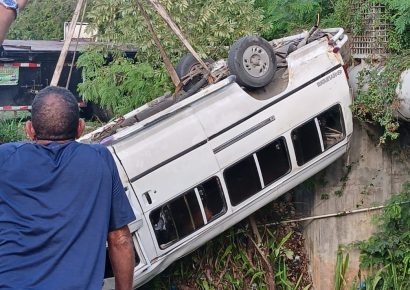 Autobús cae debajo de puente en carretera Cabral–Barahona; cuatro pasajeros resultan heridos