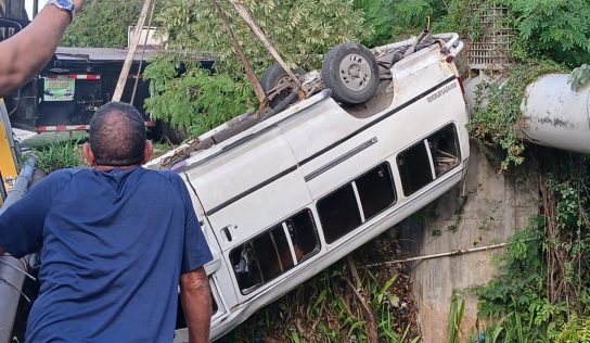 Autobús cae debajo de puente en carretera Cabral–Barahona; cuatro pasajeros resultan heridos